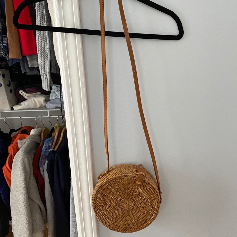 Round woven summery bag